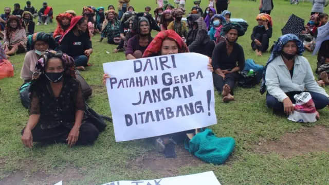 Ibu-ibu di Dairi, Sumatera Utara berdemonstrasi menolak rencana tambang di wilayahnya yang berpotensi merusak lingkungan.