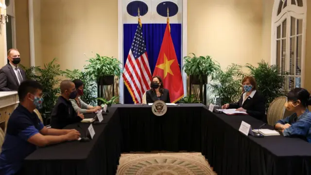 Phó Tổng thống Mỹ Kamala Harris (giữa)