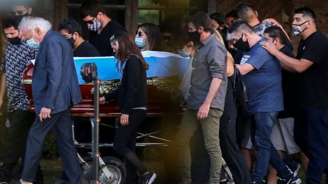Familiares y amigos transportan el ataúd con los restos de Maradona