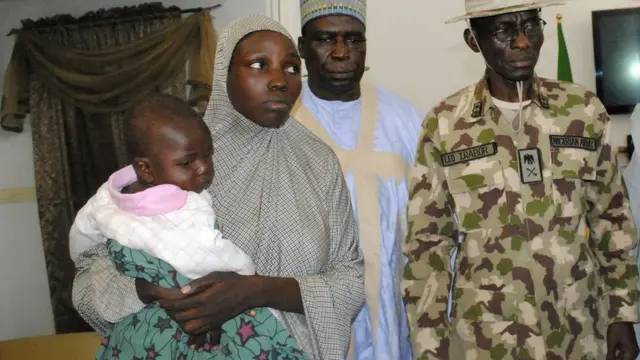 Молодая женщина с ребенком на руках