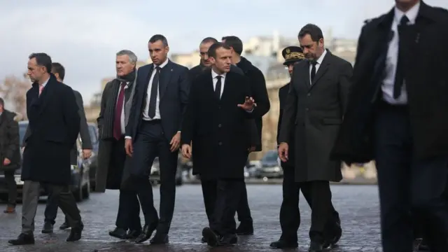 Fransa Devlet Başkanı Emmanuel Macron inceleme yapıyor