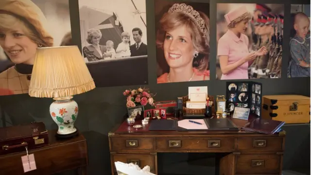 дисплей на выставке, посвященной Диане