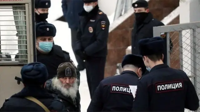 Урал монастирининг собиқ схиигумени Сергей Москвадаги Басманний судига келтирилган пайт