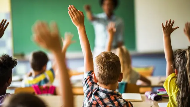 أطفال في مدرسة