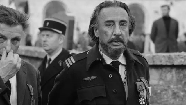 Romain Gary durante la Segunda Guerra Mundial, vestido con un uniforme militar.