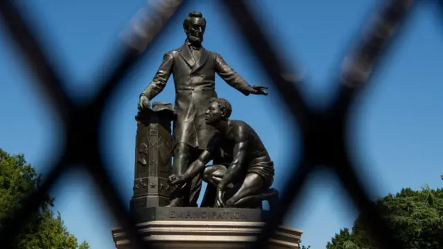 Monumento da Emancipação em Washington, com Lincoln em pé e um escravo ajoelhado