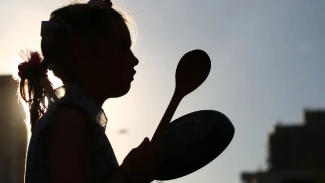 Niña participando en las protestas.
