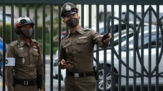 ตำรวจมายืนสังเกตการณ์ที่โรงเรียน