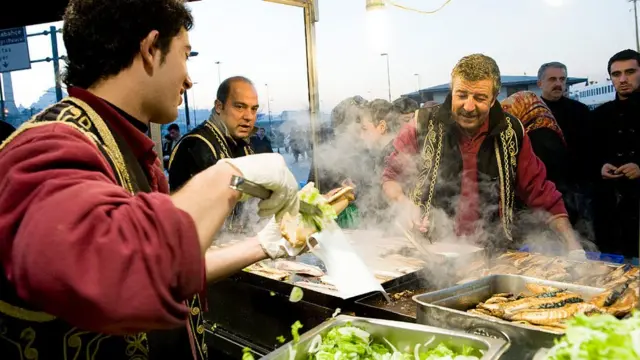 Eminönü'de ekmek arası balık kızartması
