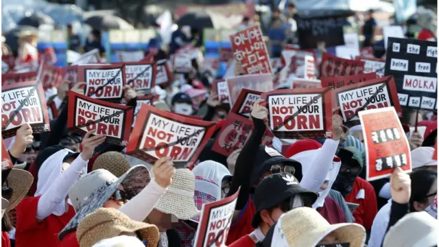 2018년 8월 4일 서울 광화문광장에서 열린 '제4차 불법촬영 편파수사 규탄시위'에서 참가자들이 구호를 외치고 있다