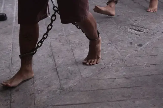 นักโทษใส่โซ่ตรวนที่ข้อเท้า