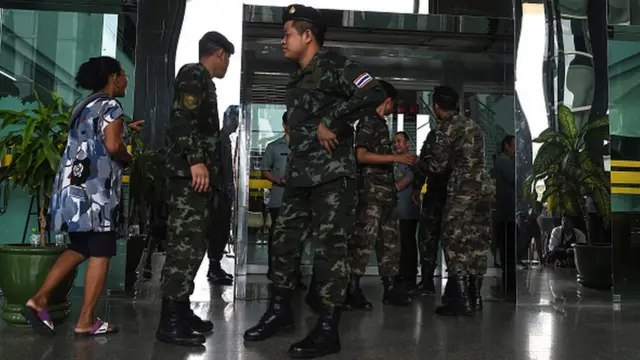 ทหารคุ้มกันบริเวณด้านหน้ารพ.พระมงกุฏเกล้า