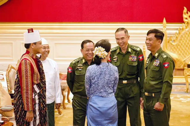 ဒေါ်အောင်ဆန်းစုကြည်နဲ့ တပ်မတော်က ခန့်အပ်တဲ့ ဝန်ကြီးတွေ။ ဒုတိယဗိုလ်ချုပ်ကြီး ကျော်ဆွေ(ညာအစွန်)