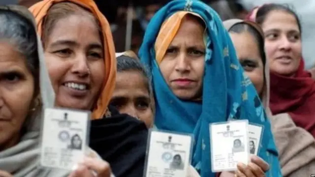 मतदानासाठी आलेल्या महिला