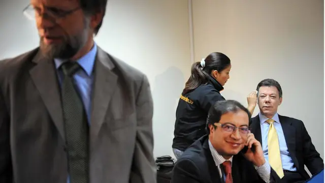 Gustavo Petro y a sus costados Juan Manuel Santos y Antanas Mockus.