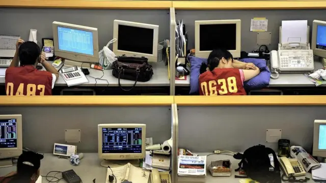 Trabajador dormido sobre su escritorio