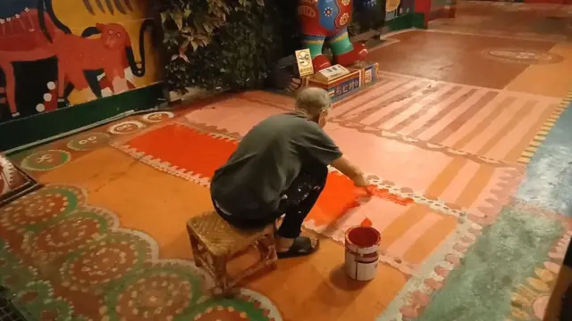 चित्रकार, पूर्व सैनिक की कहानी, गांव रंगने वाला पूर्व सैनिक