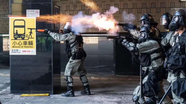Con el uso de bombas lacrimógenas, la policía ha impedido que los manifestantes escapen de la universidad.