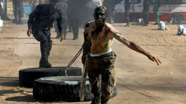 Des recrues de la police palestinienne fidèles au Hamas lors d'une session de formation dans une école de police à Khan Yunis, dans le sud de la bande de Gaza