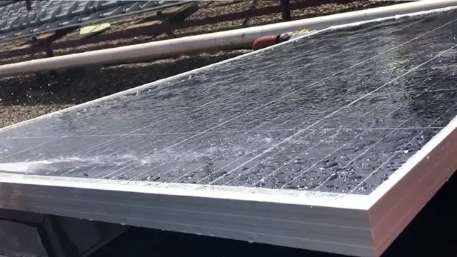 Agua fluyendo sobre un panel fotovoltaico