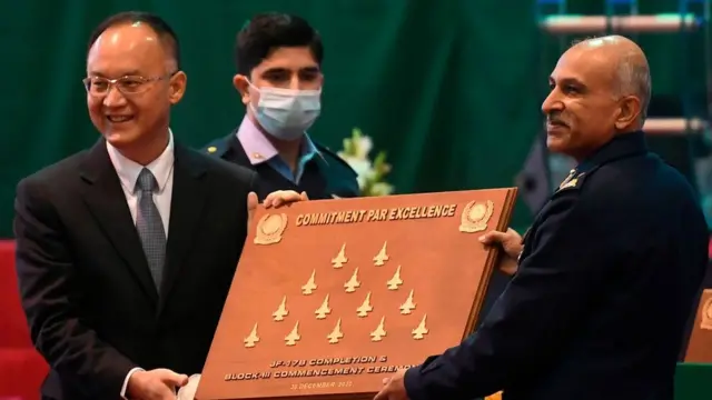 کامرہ میں تقریب کے موقع پر پاکستان میں تعینات چینی سفیر بھی موجود تھے جنھیں پاکستان ایروناٹیکل کامپلیکس بورڈ کے چیئرمین ائیر مارشل ریٹائرڈ سید نعمان کی جانب سے ایک تختی دی گئی