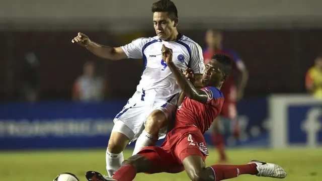 Partido de fútbol entre El Salvador y Panamá.