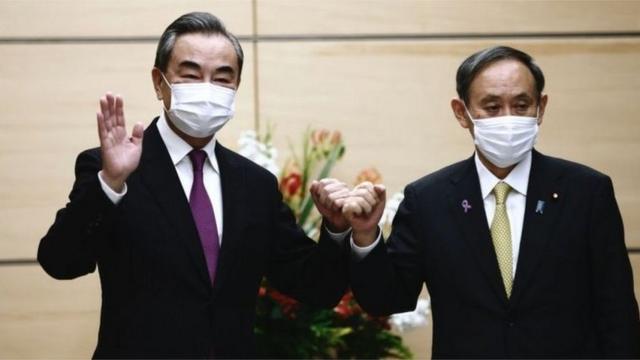 11月底中国外长王毅访问日本。日本评论员说 为了平衡美国的压力，中国可能希望同日本进一步发展关系