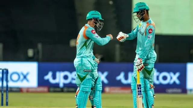 क्विंटन डीकॉक और दीपक हुडा ने दूसरे विकेट के लिए 85 रनों की अहम साझेदारी निभाई