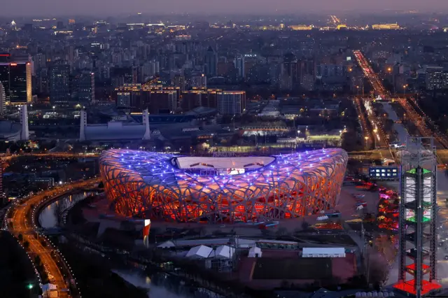 鸟巢位于北京北部的城市中轴线附近。