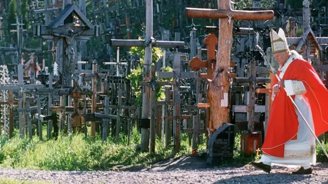 罗马天主教教皇若望保禄二世在立陶宛十字架山上踱步（7/9/1993）