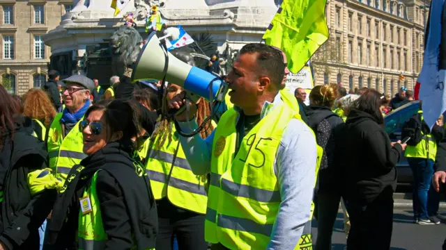 Mounir Mikinini, Tunisien d'origine, appelle à la démission du président français.