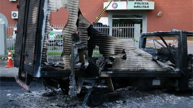 Caminhão incendiado diante de quartel da PM em Criciúma