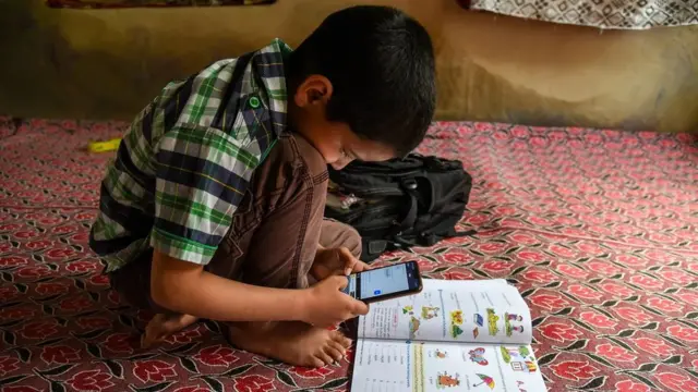 дитина і смартфон