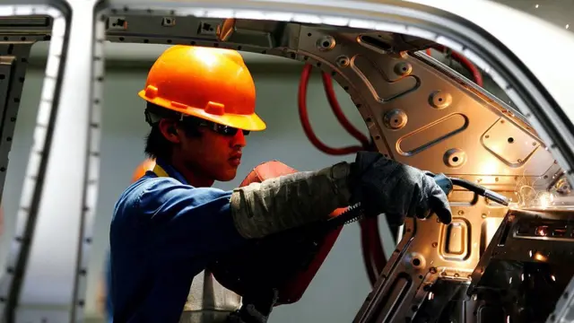 Trabajador en fábrica de autos