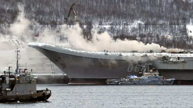 Вид на тяжелый авианесущий крейсер "Адмирал Кузнецов" Северного флота ВМФ России, на котором произошел пожар