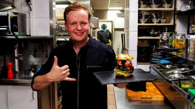 Le De Daltons de Voorthuizen propose le Golden Boy, un hamburger à 5 000 € comprenant des rondelles d'oignon panées au Dom Pérignon et du caviar de béluga