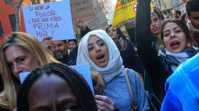 Un grupo de personas se manifiesta en Barcelona para exigir al Gobierno español que acoja a más refugiados