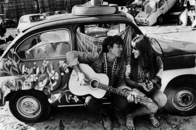 嬉皮士是抗议的同义词——但与1968年5月的巴黎学生抗议相比，他们的意识形态可能是模糊不清的(Credit: Alamy)