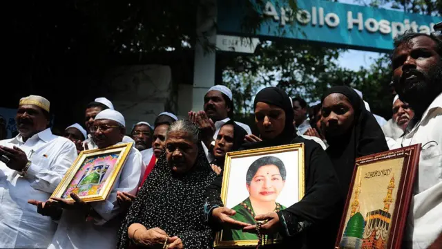 பிரார்த்தனை செய்யும் முஸ்லிம்கள்