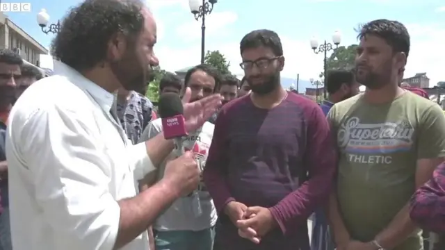 బీబీసీ ప్రతినిధితో మాట్లాడుతున్న కశ్మీరీ యువకులు