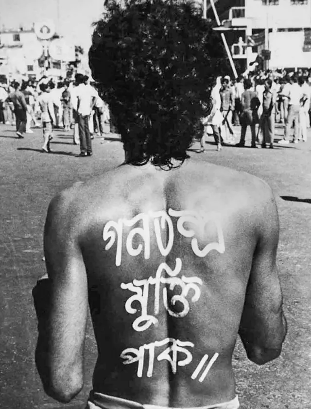 နူရာဟူစိန် ကျောဘက်က စာတွေကို ကြည့်ပြီး သူ ရင်တုန်မိတယ်လို့ ဓာတ်ပုံဆရာပါဗယ်ရာမန်က ပြော