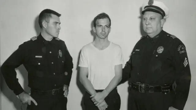 Lee Harvey Oswald Dallas polis memurlarıyla