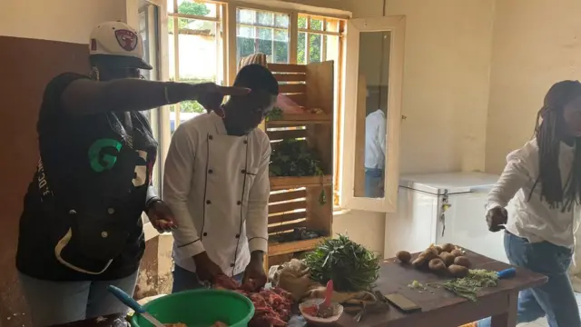 Elizabeth Bendela dans son restaurant Maman Africa