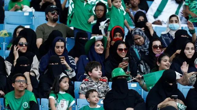 Mujeres de Arabia Saudita en un estadio de Riad