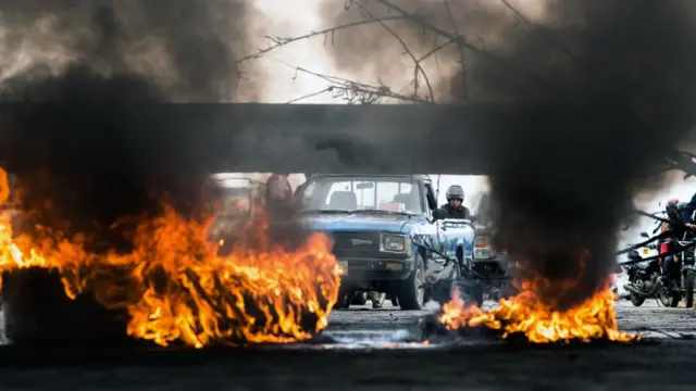 Llantas en llamas en las calles de San Pedro Sula