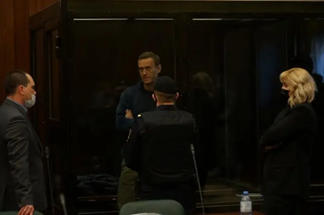 Navalny en un cubículo de cristal durante la audiencia del tribunal ruso.