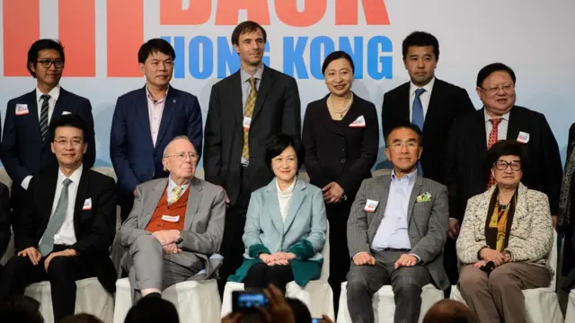 葉劉淑儀（前中）、鐘逸傑（前左二）和田北辰（前右二）在宣佈競選大會上（15/12/2016）