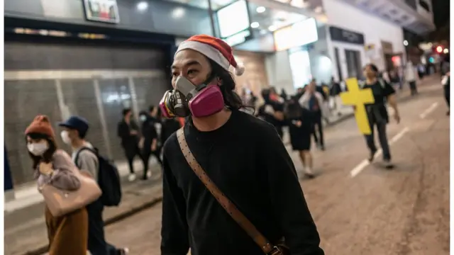 示威者的头盔换成了圣诞帽。