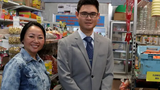 Carina Hoàng và Koa Nuen trong mộ cảnh của phim truyền hình Úc nhiều kỳ The Heights