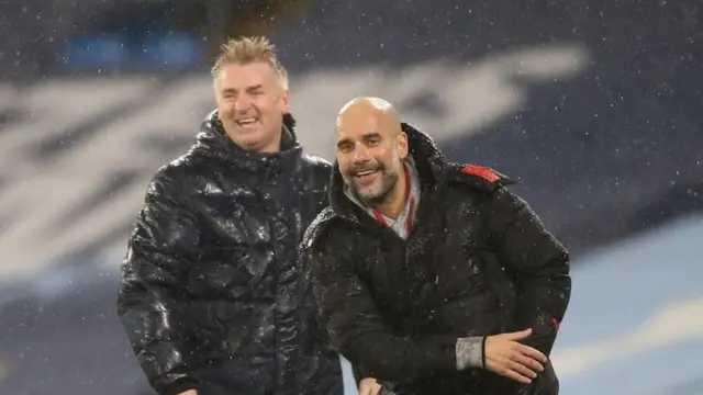 از راست پپ گواردیولا مربی منچستر و دین اسمیت پول مربی استون ویلا